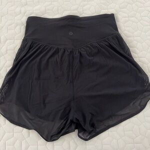 Lululemon Nulu & Mesh Yoga short in black - size 6